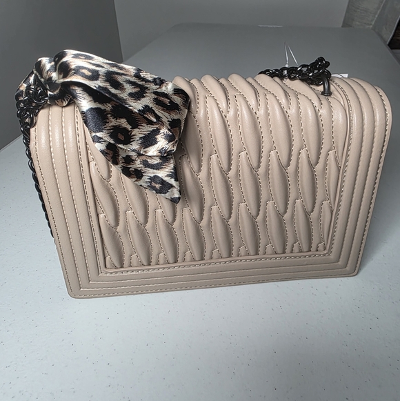 Elegant Beige Quilted Bag with Leopard Bag Scarf - Picture 6 of 7